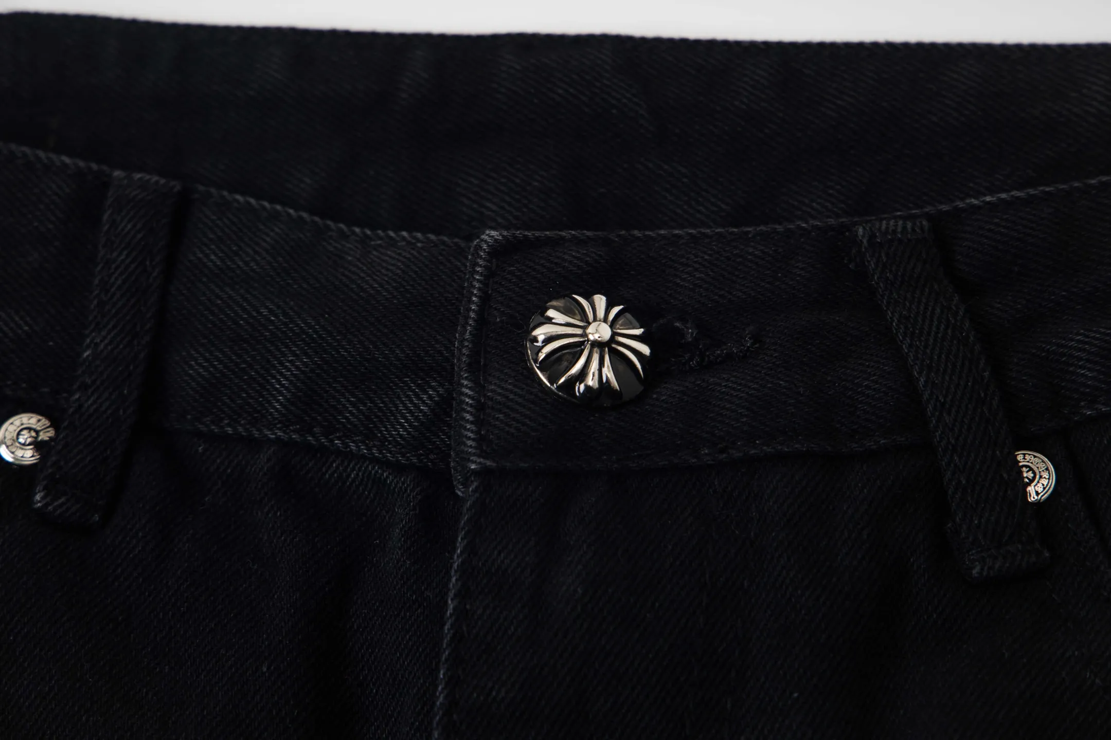 P260 Chrome Hearts Black Pants, Sanskrit Blue and White Multi-Leather Jeans. CH jeans need to be washed and then disassembled and hand-stitched with sheepskin cross leather and then spliced ​​together. The whole piece has too many craftsmanship to explain. The patchwork is decorated with cross patterns and the high-waisted washed jeans! ! Absolutely high-end luxury products, god-level single products and super popular products, made with top heavy industry, a must-see magic weapon. Customized hardware. The fabric is thick and soft after washing. It has good breathability. Customized small leather label. Unique design. The details are simple and elegant, and the workmanship is exquisite. The entire trousers are neatly routed and the details are in place! It’s so cool that both men and women can easily control the genderless trend! Style number: 1801# Color: black Size: 28 30 32 34